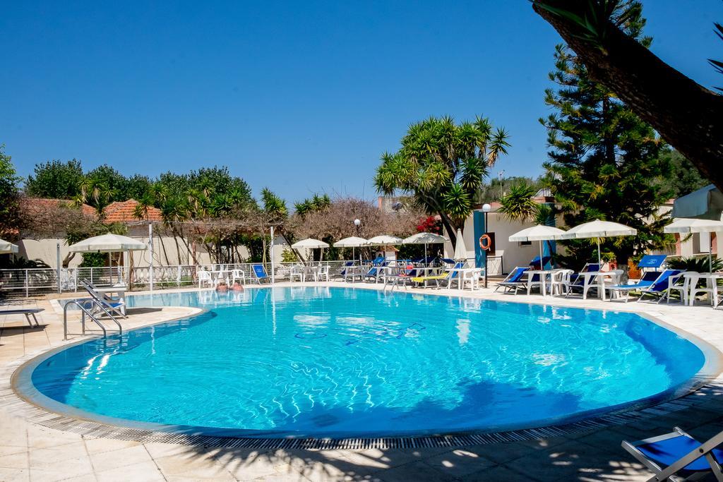 פרבזה Kalamitsi Beach Camping Village מראה חיצוני תמונה